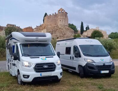 Autocaravana y furgoneta camper de alquiler de VandeCamper frente al castillo de Calafell