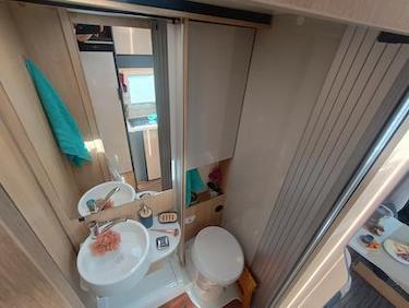 vista del baño vario de la autocaravana de alquiler de VandeCamper Horon Fit-91XT