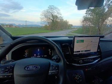 cabina de conducción de la autocaravana de alquiler con cambio automático de VandeCamper Horon Fit-91XT