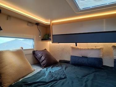 cama posterior de la autocaravana de alquiler de VandeCamper Horon Fit-91XT