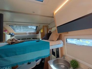 vista de la cama abatible de la autocaravana de alquiler de VandeCamper Horon Fit-91XT
