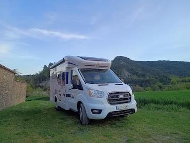 Autocaravana Horon Fit de alquiler de VandeCamper en un prado verde