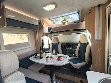 vista interior de la autocaravana Horon Fit-91XT de alquiler de VandeCamper