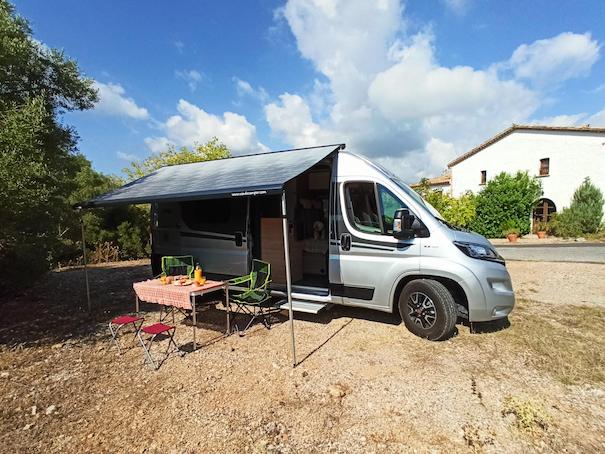 furgoneta camper con toldo, mesa y sillas de alquiler de VandeCamper Cunit