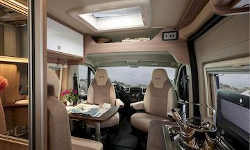Interior camper Laika Kosmo 6.0 2020 con comedor y cocina equipada