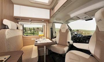 Comedor camper Laika Kosmo con armarios superiores y luces de lectura