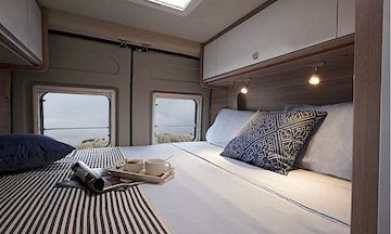 Cama doble camper Laika Kosmo con armarios superiores y luces de lectura