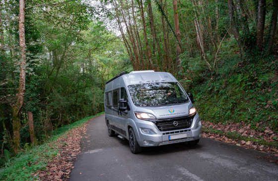 autocaravana de alquiler vandecamper circulando por carretera del norte