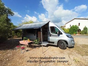 Campervan con accesorios de camping